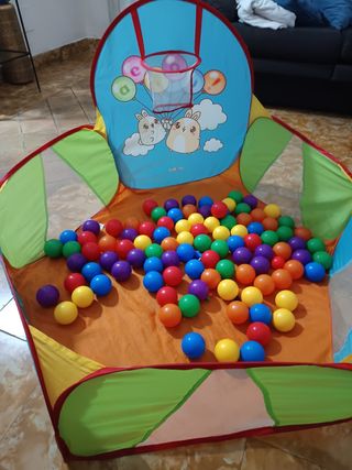 Parque de bolas infantil con canasta