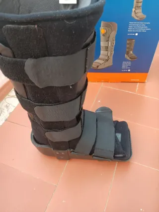 Bota Walker talla 2 y muletas 