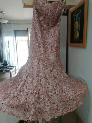 Vestido de fiesta rosa con pedrería