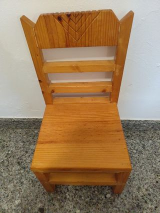 Silla infantil de madera. Hecha a mano
