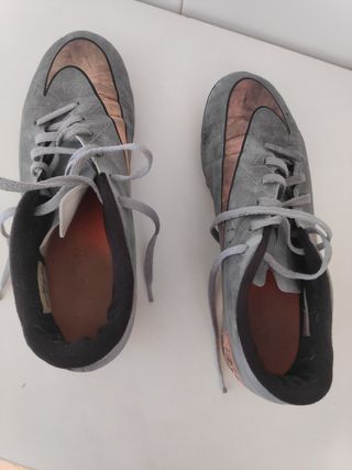 Botas de fútbol Nike gris y naranja.
Talla 41.