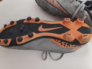 Botas de fútbol Nike gris y naranja.
Talla 41.