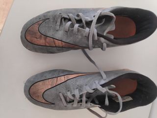Botas de fútbol Nike gris y naranja.
Talla 41.