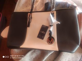 Bolsos de mano en azul marino y marrón. 