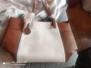 Bolsos de mano en azul marino y marrón. 