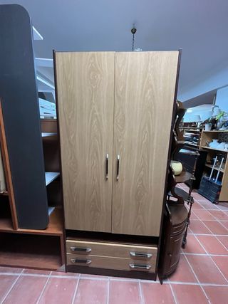 Ropero beige y café madera