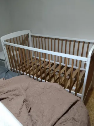 Cuna de bebé con colchón