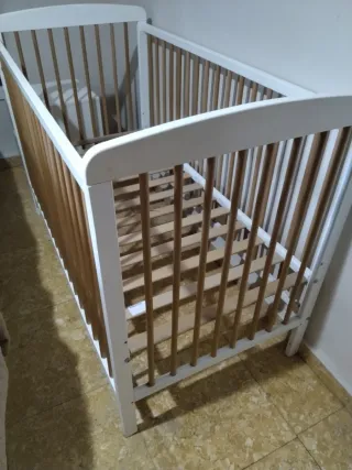 Cuna de bebé con colchón
