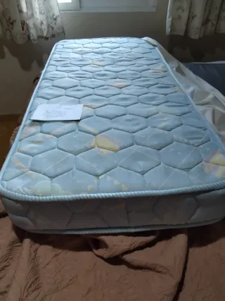 Cuna de bebé con colchón