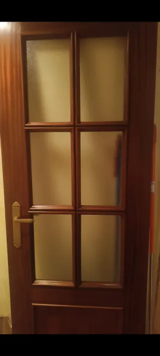 Puerta de madera con cristal