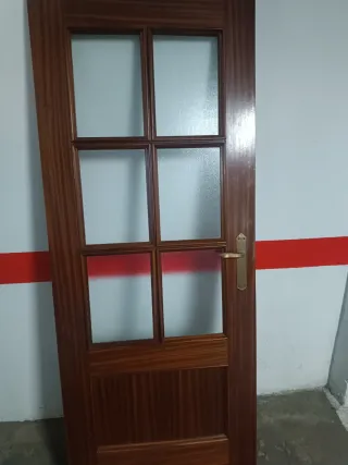 Puerta de madera con cristal
