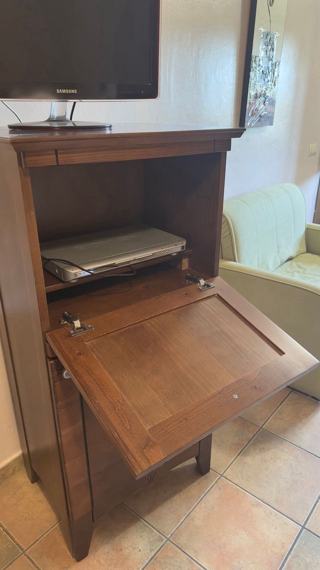 Mueble TV de madera. 