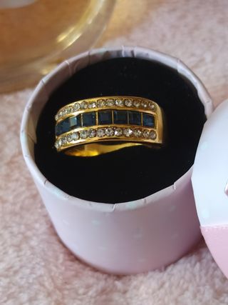 Anillo dorado con piedras azules y blancas