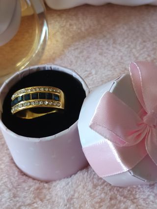 Anillo dorado con piedras azules y blancas