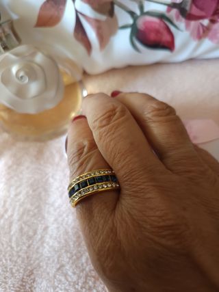 Anillo dorado con piedras azules y blancas