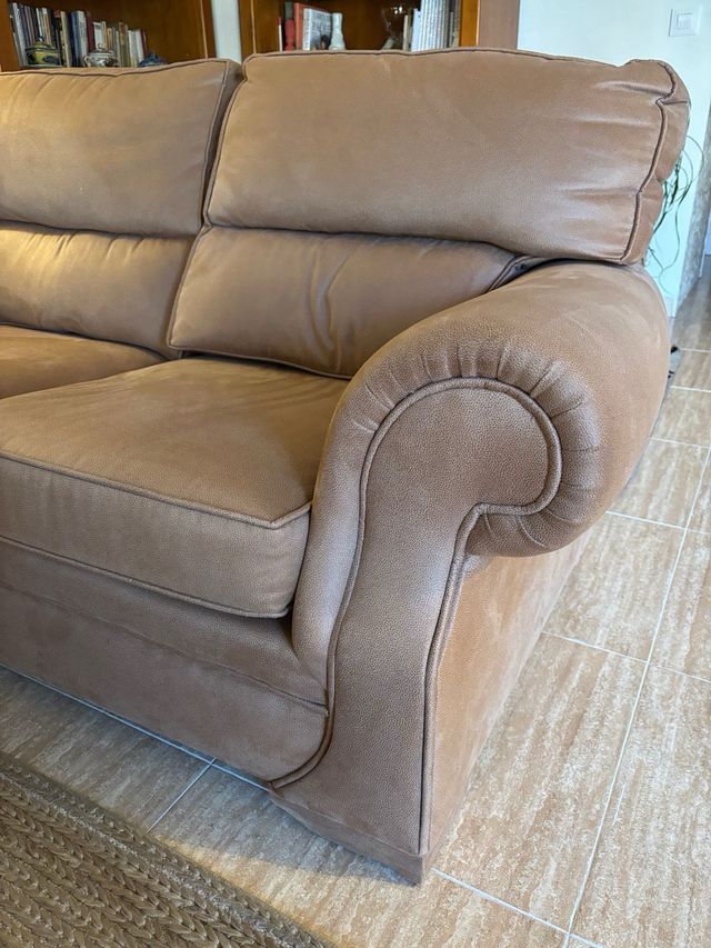 3 e 2 sofás de camelo