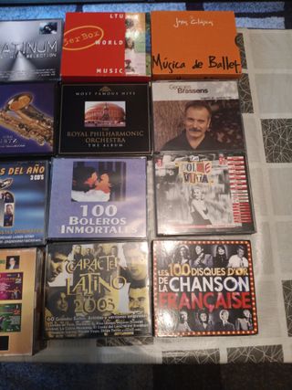 Lote 16 estuches con 54 CDs variados 