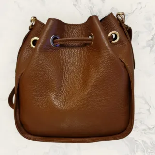 Bolso “Siena” de piel marrón tipo saco con flecos