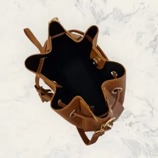 Bolso “Siena” de piel marrón tipo saco con flecos