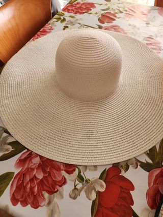 Sombreros de playa beige y naranja
