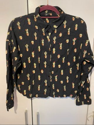 Blusa negra con estampado de cactus