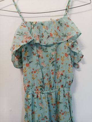 Vestido floral verde con volantes