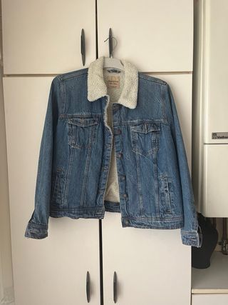 Cazadora vaquera Bershka con borreguito