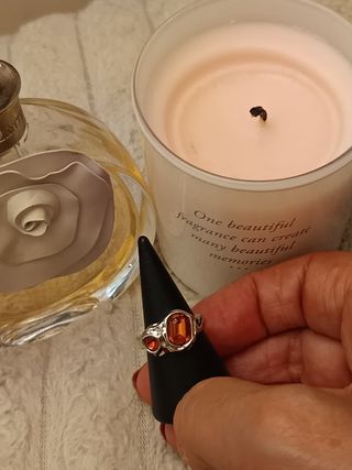 Anillo plateado con piedras naranjas