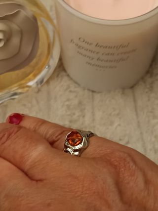 Anillo plateado con piedras naranjas