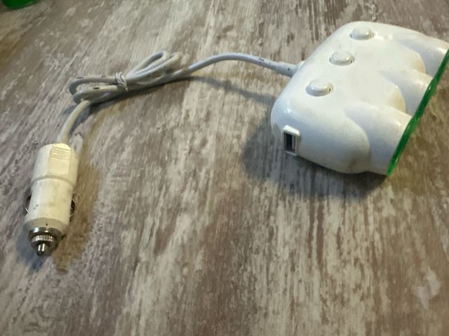 Adaptador Coche 3 Tomas + 2 USB. 