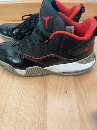 Zapatillas Jordan Negras y Rojas