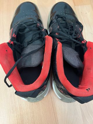 Zapatillas Jordan Negras y Rojas