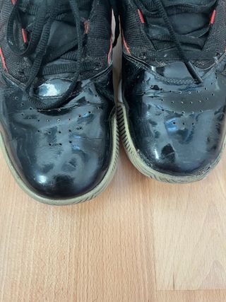 Zapatillas Jordan Negras y Rojas