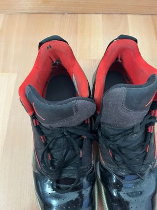 Zapatillas Jordan Negras y Rojas