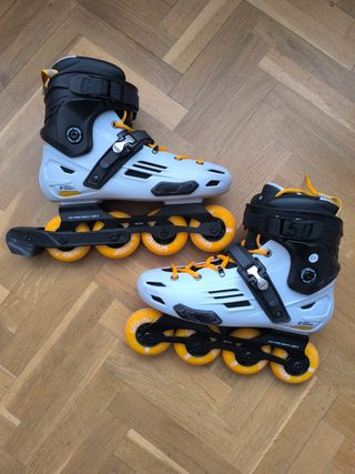 Patines en línea blancos y negros