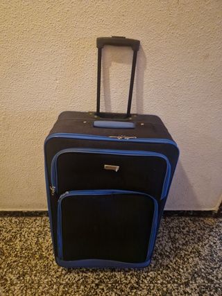Maleta de viaje negra con detalles azules