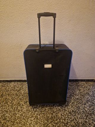 Maleta de viaje negra con detalles azules