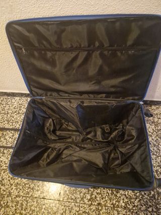 Maleta de viaje negra con detalles azules