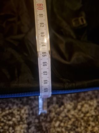 Maleta de viaje negra con detalles azules