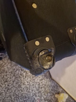 Maleta de viaje negra con detalles azules