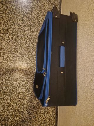 Maleta de viaje negra con detalles azules
