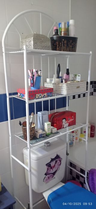 Estantería de baño metálica