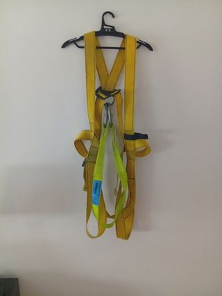 Arnés de seguridad amarillo