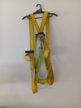 Arnés de seguridad amarillo