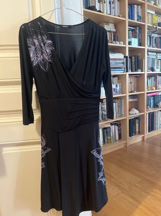 Vestido negro Desigual con estampado floral