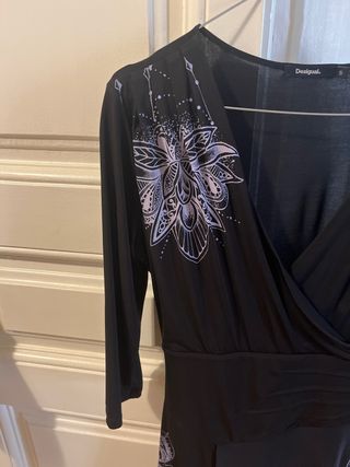 Vestido negro Desigual con estampado floral