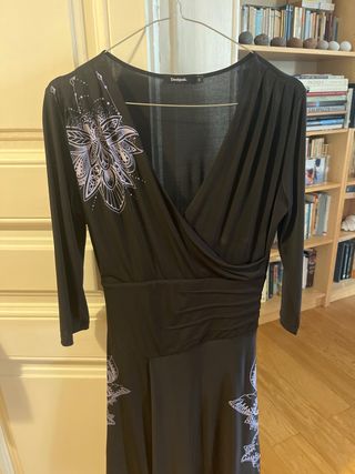 Vestido negro Desigual con estampado floral