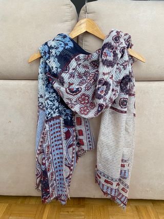Pañuelo Parfois azul y granate estampado