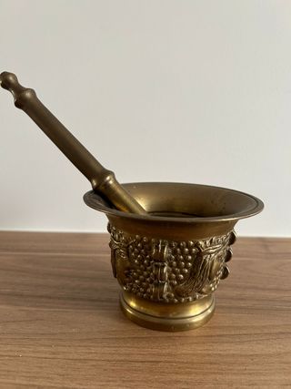 Mortero y mano de bronce antiguo