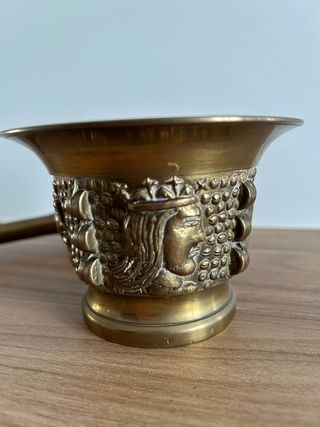 Mortero y mano de bronce antiguo